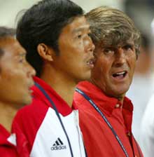 Bora Milutinovic har måttet lære seg mange nasjonalsanger. Her synger han den kinesiske før kampen mot Brasil under fotball-VM 2002 der Kina tapte 4-0. (Foto: Ben Radford/Getty Images) Bora Milutinovic har måttet lære seg mange nasjonalsanger. Her synger han den kinesiske før kampen mot Brasil under fotball-VM 2002 der Kina tapte 4-0. (Foto: Ben Radford/Getty Images)