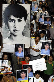 KREVES LØSLATT: Mennesker verden over demonstrerer for Aung San Suu Kyis løslatelse (Foto: Scanpix) 