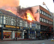 Fasaden til "Tjære Trondheim blir like høy som Handelstandens hus. Bilde fra bybrannen i desember 2002. Fasaden til "Tjære Trondheim blir like høy som Handelstandens hus. Bilde fra bybrannen i desember 2002.