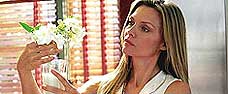 Michelle Pfeiffer gransker en hvit oleander, som også var tittelen på hennes siste film. Nå vil hun til scenen.