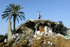 Huset til et Hamas-medlem ble lagt i ruiner i Gaza i natt. (Foto: S. Salem, Reuters)