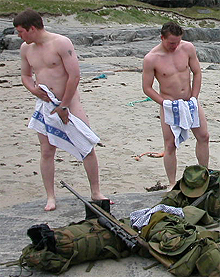 Soldatene Lars Rugtvedt, Gøran Falk og Jonas Solstad etter en dukkert i Barentshavet.