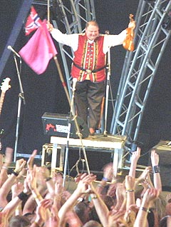 Folkemusikk-ikonet Knut Buen varmet opp før Gåte og fikk meget stor applaus fra publikum. Foto: Jørn Gjersøe, nrk.no/musikk