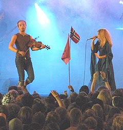Søskenparet Sveinung og Gunnhild Sundli i Gåte fikk overveldende respons fra publikum. Foto: Jørn Gjersøe, nrk.no/musikk.