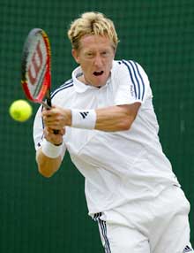Jonas Björkman holder stolte svenske Wimbledon-tradisjoner ved like. (Foto: Phil Cole/Getty Images)