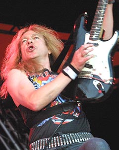 Janick Gers og Iron Maiden framførte den splitter nye låta ”What is dreams” fra det kommende albumet “Dance of death”. Foto: Jørn Gjersøe, NRK.no/Musikk. Janick Gers og Iron Maiden framførte den splitter nye låta ”What is dreams” fra det kommende albumet “Dance of death”. Foto: Jørn Gjersøe, NRK.no/Musikk.