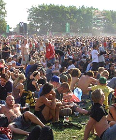 Publikum har oppført seg pent under årets Roskildefestival. Det har vært generelt lite bråk. Foto: Jørn Gjersøe, nrk.no/musikk.
