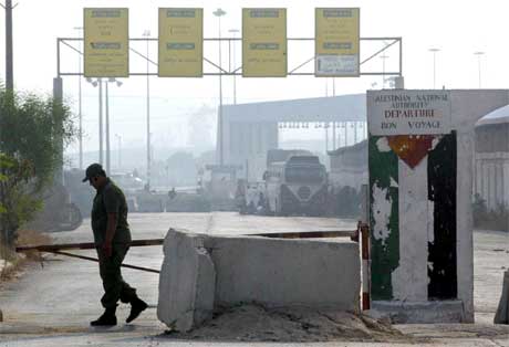 Palestinsk sikkerhetsoffiser ved Erez der veisperringer ble fjernet (Scanpix/AFP)