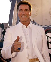 SELGER: Arnold Schwarzenegger arrangerer loppemarked i California. 