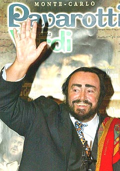 Operasangeren og tenoren Lucianno Pavarotti var på scenen for første gang siden januar på lørdag. Foto: AP Photo / Bruno Bebert.