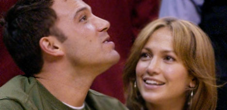 Ben Affleck og Jennifer Lopez på basketkamp, med alle tennene i behold