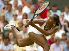 Venus Williams med en akrobatisk retur i kvartfinalen mot Lindsay Davenport. (Foto: Jeff J Mitchell / Reuters)