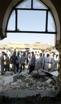 Det var store ødeleggelser i den viktigste moskeen i Falluja i går kveld. (Reuters-Scanpix-foto)