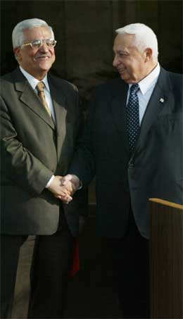 Mahmoud Abbas (til venstre) og Ariel Sharon utveksla handtrykk på pressekonferansen.( AP-foto)