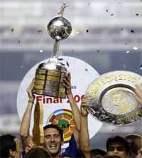 Bocas kaptein Diego Cagna hever pokalen etter seieren i Libertadores Cup (Foto: Sergio Moraes/Reuters)