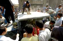 RASENDE: En irakisk folkemengde gikk løs på vraket av den amerikanske militærjeepen (Foto: Reuters/Scanpix).