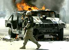 ANGREPET: Flere amerikanske soldater rykket ut til stedet der kjøretøyene ble beskutt med granater (Foto: Reuters/Scanpix).