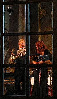 Runar Tafjord og Kathryn Tickell sett gjennom glassdør til brudelosjen i Kongsberg kirke. Foto: Arne Kristian Gansmo, NRK.no/musikk. Runar Tafjord og Kathryn Tickell sett gjennom glassdør til brudelosjen i Kongsberg kirke. Foto: Arne Kristian Gansmo, NRK.no/musikk.