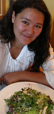 Sonja Lee med kyllingsalat.