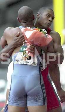 Benhard Williams gratuleres av Maurice Greene etter seieren på 100meteren under Golden League stevnet pa Stade de France fredag. ( Foto: Conelius Poppe/Scanpix)