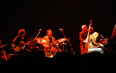 Anthony Wilson, Jeff Hamilton, Paul Keller og Diana Krall på Kongsberg Jazzfestival 2003. Foto: Arne Kristian Gansmo, NRK.no/musikk.