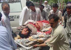 Hjelpemannskap bærer bort døde og sårede etter angrepet mot moskéen i Quetta i Pakistan fredag 4. juli. Foto: Reuters/Rizan Saeed 