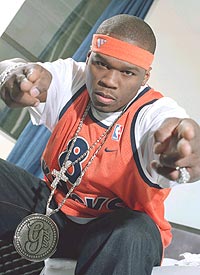  For seks år siden var 50 Cent narkoklanger i New York. For ett år siden ble han skutt ni ganger. - Jeg overlever alt til jeg ikke gjør det, sier rapperen. Foto: Universal.