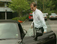 Carl Fredrik Seim går inn i en av luksusbilene sine, en BMW Z3, etter et intervju hos NRK Hordaland i fjor. 