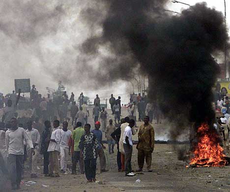 Demonstranter sperret hovedgatene i Lagos i dag med brennende bildekk. Foto Scanpix/Reuters. Demonstranter sperret hovedgatene i Lagos i dag med brennende bildekk. Foto Scanpix/Reuters.