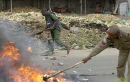 Lagos-politiet hadde en stri jobb med å slukke alle brannene i gatene. Foto Scanpix/AP. Lagos-politiet hadde en stri jobb med å slukke alle brannene i gatene. Foto Scanpix/AP.