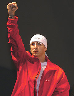 Stadig nye skandaler fra rap-kongen Eminem. Nå etterforskes han av amerikanske myndigheter for å synge om ønske presidenten død. Foto: AP Photo / Rob Widdis.