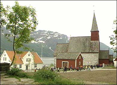 Kyrkja og prestegarden. (Foto: Asle Veien, NRK)