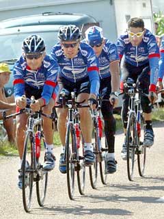 Lance Armstrong (nest bakerst) og US Postal vant lagtempo-etappen. (AP Photo/Christophe Ena) 