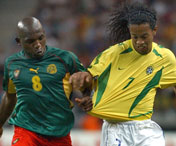 Geremi (t.v.) og Ronaldinho i kamp (Foto: Scanpix) Geremi (t.v.) og Ronaldinho i kamp (Foto: Scanpix)