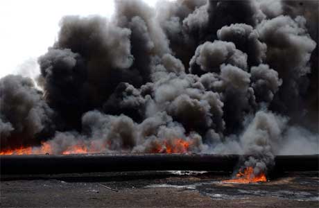 Oljeledning brenner sør for Basra (Scanpix/AP)