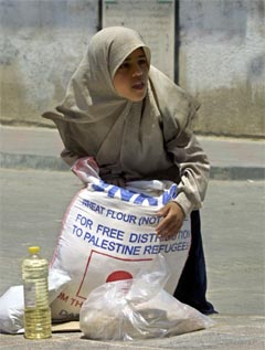Den 12 år gamle palestinske jenta Napilh Ali henter mat i flyktningleiren Jabaliya i Gaza (Foto: AP/Scanpix)
