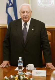 Israels statsminister Ariel Sharon før avreise til Europa. I dag ankommer han til London. (Foto: AP/Scanpix)