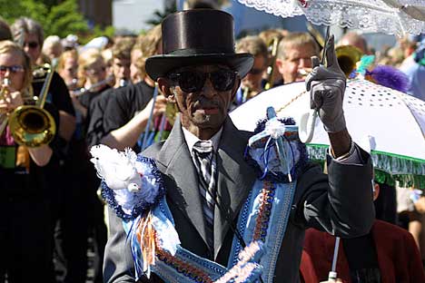 Lionel Batisste leder Jazzparaden i Molde 2003. Foto: Arne Kristian Gansmo, NRK.no/musikk.
