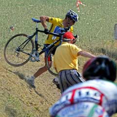 PÅ JORDET: Lance Armstrong løfter sykkelen over grøfta og inn på veien etter å ha krysset et jorde for å ikke kjøre på den veltede Beloki (Foto: AFP/Scanpix). PÅ JORDET: Lance Armstrong løfter sykkelen over grøfta og inn på veien etter å ha krysset et jorde for å ikke kjøre på den veltede Beloki (Foto: AFP/Scanpix).