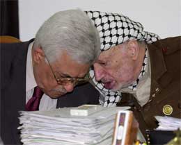 Det er ikkje lenger noko hjarteleg forhold mellom Mahmoud Abbas (t.v.) og Yasir Arafat. (AP-foto)