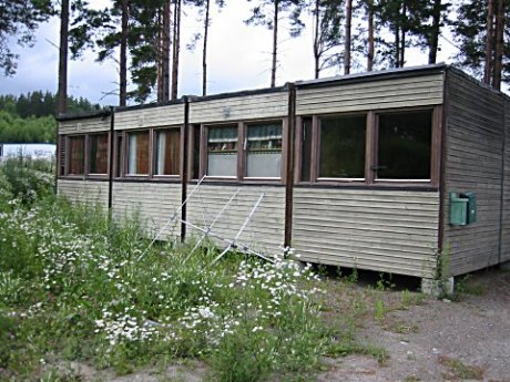Hjemløse rusmisbrukere i Hønefoss må bo i disse brakkene i nok ett år.