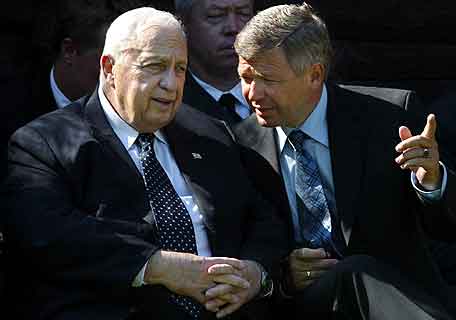 Statsminister Ariel Sharon lytter til Kjell Magne Bondevik. Foto: Sven Nackstrand, AFP