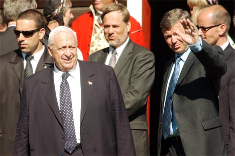 Israels statsminister Ariel Sharon besøkte Molde onsdag, der han bl.a. hadde samtaler med statsminister Kjell Magne Bondevik og utenriksminister Jan Petersen. (Foto: Heiko Junge, Scanpix)