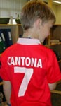 Snorre er Cantona-fan og fikk autografen av ham på flyet