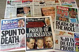Britiske aviser etter at Kellys død ble kjent. Foto: Martin Cleaver (AP)