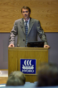 Generaldirektør Eivind Reiten i Norsk Hydro vil ha færre ansatte. 