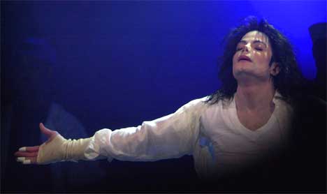 ... Michael Jackson og blir til... Foto: Mark Lennihan, / AP.