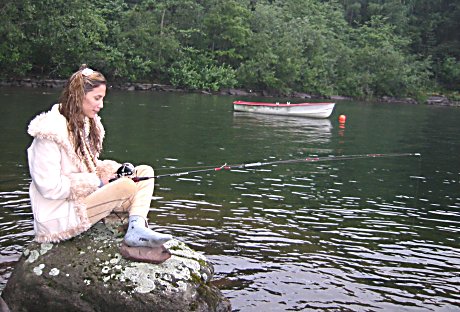 Fisking er noe av det Michele Waagaard bruker tiden til når hun er på Ulvøya i Tyrifjorden. 