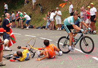 Lance Armstrong og Iban Mayo er nede for telling etter at Armstrong hektet i en tilskuer. Jan Ullrich unngår de to såvidt. (Foto: Reuters)