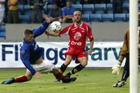 Thomas Lund plasserer ballen i mål mot Vålerenga. (Foto: Morten Holm/Scanpix)